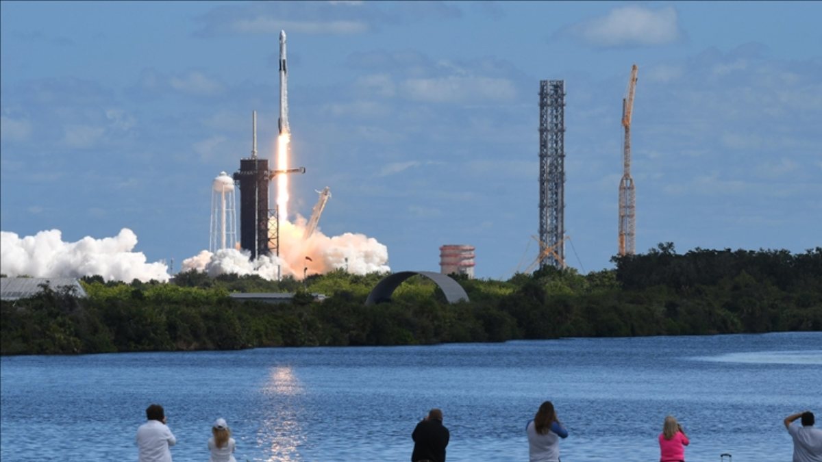 NASA astronotları SpaceX roketiyle uzaya fırlatıldı