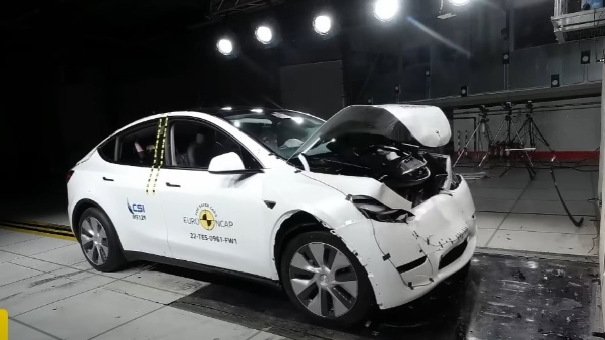 Tesla modellerinde çarpışma testleri için özel kod bulundu