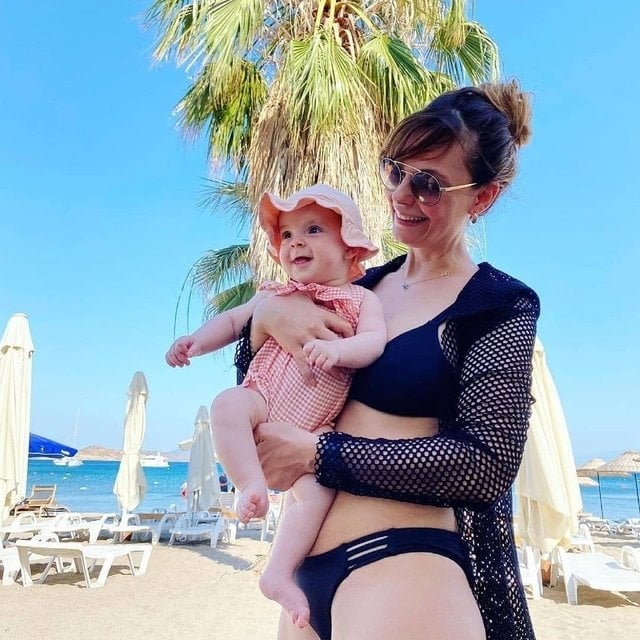Özge Özder: Minik tırtıl plajda #2