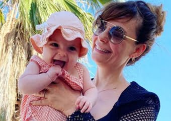 Özge Özder: Minik tırtıl plajda