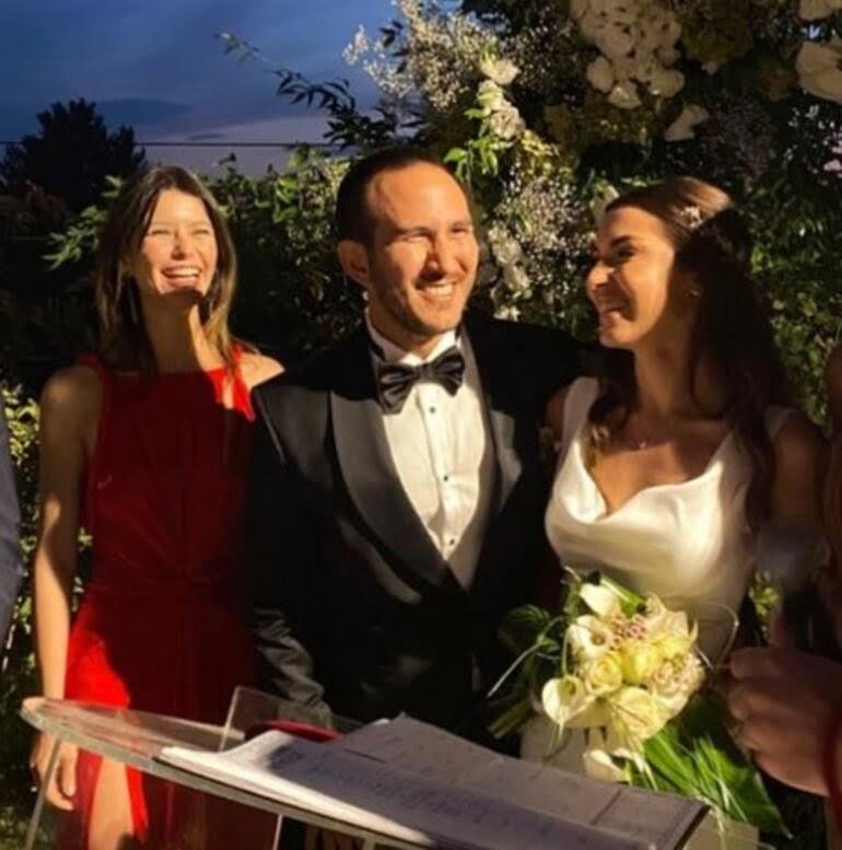 Ölen sevgilisinin kardeşinin düğününe katılan Beren Saat'i eşi yalnız bırakmadı #2