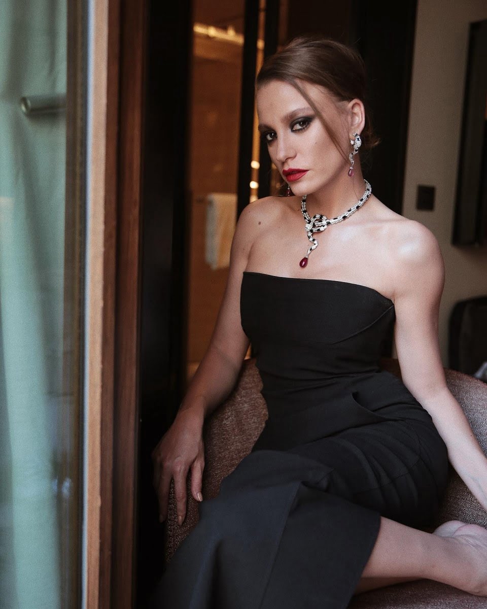 Serenay Sarıkaya saldırıya uğradı #1