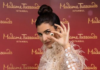 Tuba Büyüküstün heykel oluyor