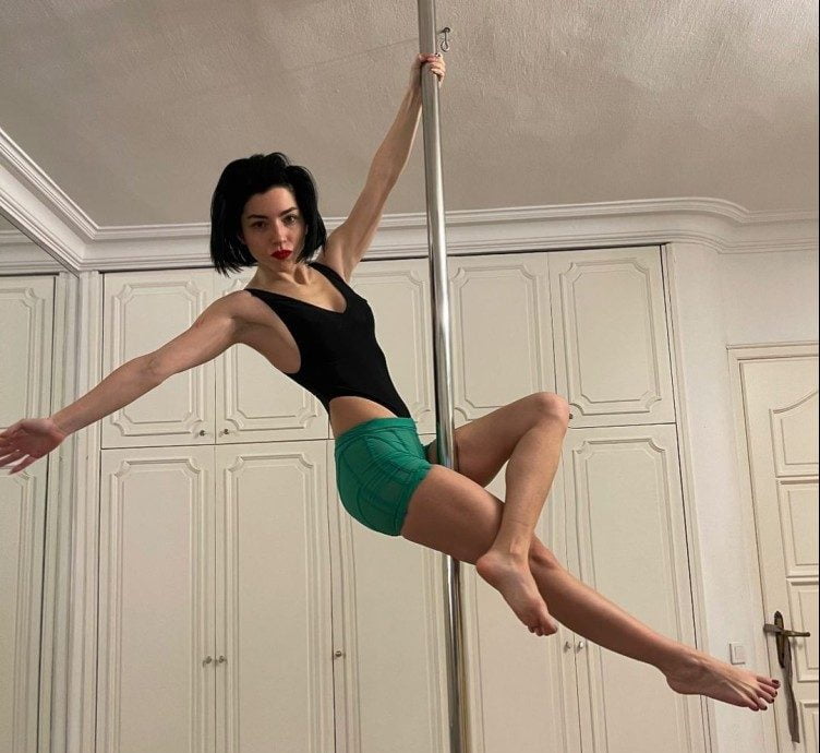 Merve Boluğur ‘karda güneşleniyorum’ Instagram paylaşımı ile yine gündemde.
