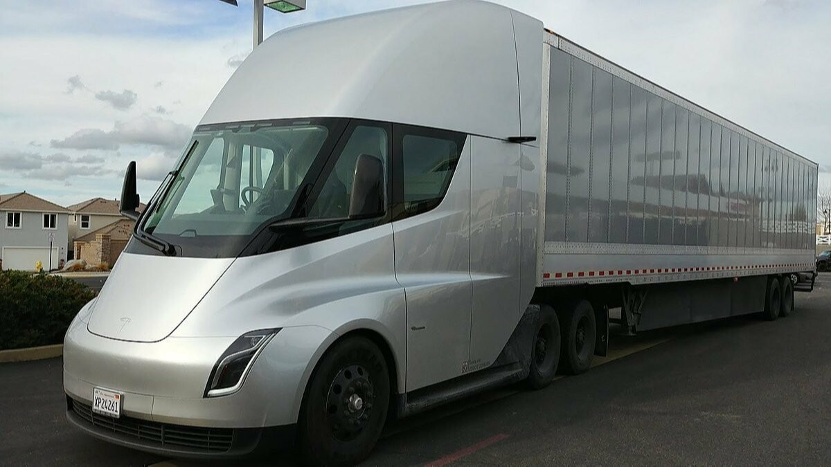 Tesla Semi'nin üretim versiyonu görüntülendi